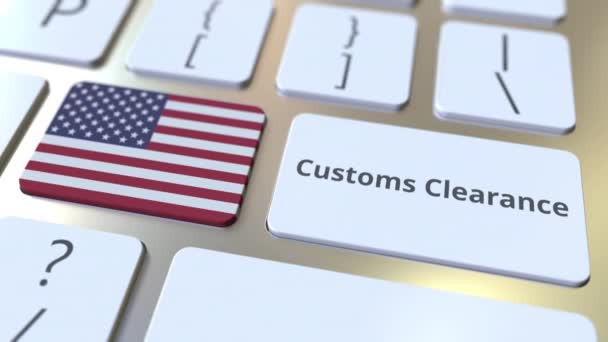 CUSTOMS CLEARANCE текст и флаг США на кнопках на клавиатуре компьютера. Импорт или экспорт концептуальной 3D анимации — стоковое видео