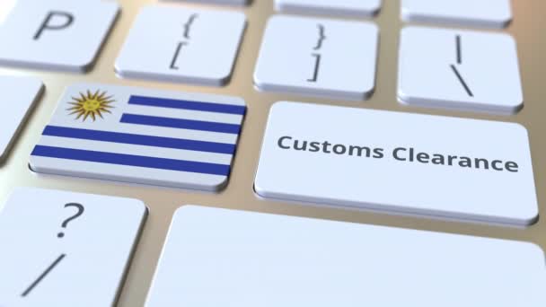 CUSTOMS CLEARANCE текст и флаг Уругвая на кнопках на клавиатуре компьютера. Импорт или экспорт концептуальной 3D анимации — стоковое видео