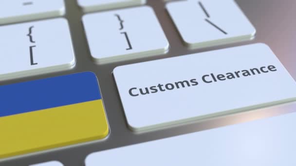 Τελωνειακή εκκαθάριση κείμενο και σημαία της Ουκρανίας στο πληκτρολόγιο του υπολογιστή. Εισαγωγή ή εξαγωγή εννοιολογικού 3d animation — Αρχείο Βίντεο