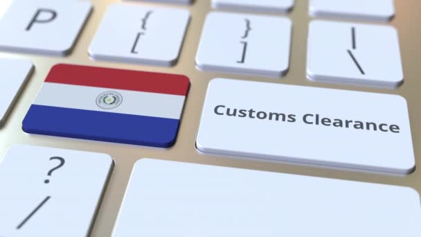CUSTOMS CLEARANCE текст и флаг Парагвая на кнопках на клавиатуре компьютера. Импорт или экспорт концептуальной 3D анимации — стоковое видео