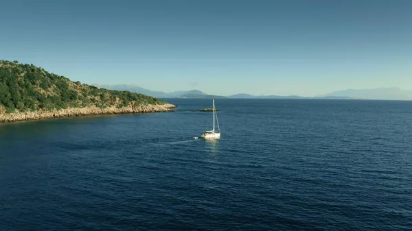 Вид с воздуха на неизвестную парусную яхту, движущуюся мотором в море, Греция — стоковое фото