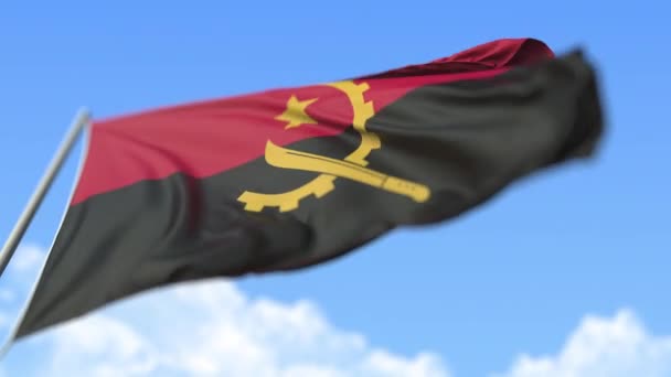 Літаючий національний прапор Анголи, вид з низьким кутом. Loopable realistic повільний рух 3d анімація — стокове відео