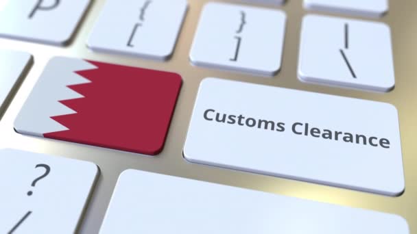 CUSTOMS CLEARANCE текст и флаг Бахрейна на кнопках на клавиатуре компьютера. Импорт или экспорт концептуальной 3D анимации — стоковое видео