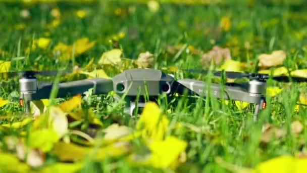 Warschau, Polen - 20. Oktober 2019. dji mavic 2 pro drone take off, zeitlupe shot auf roter kamera — Stockvideo