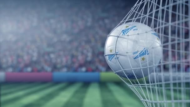 Balle avec logo club de football Zenit Saint-Pétersbourg frappe filet de but de football. Animation 3D éditoriale conceptuelle — Video