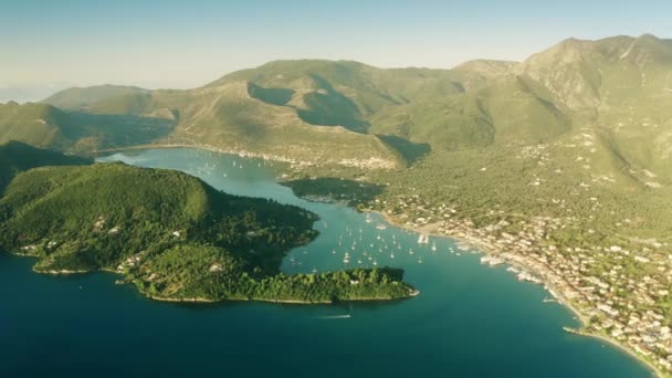 Letecký pohled na Lefkadu, řecký ostrov v Jónském moři, město Nydri — Stock video