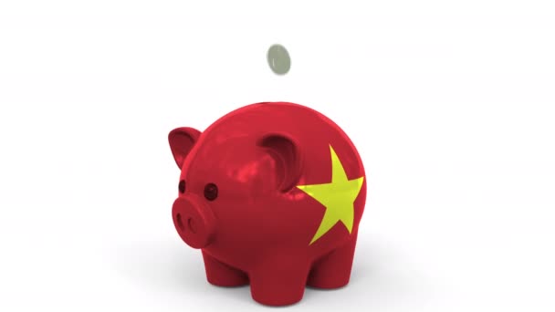 As moedas caem no banco piggy pintado com a bandeira de Vietnam. Sistema bancário nacional ou animação conceitual 3D relacionada com poupança — Vídeo de Stock