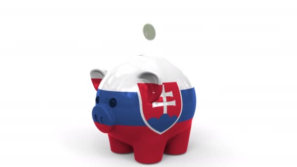 As moedas caem no banco piggy pintado com a bandeira da Eslováquia. Sistema bancário nacional ou animação conceitual 3D relacionada com poupança — Vídeo de Stock