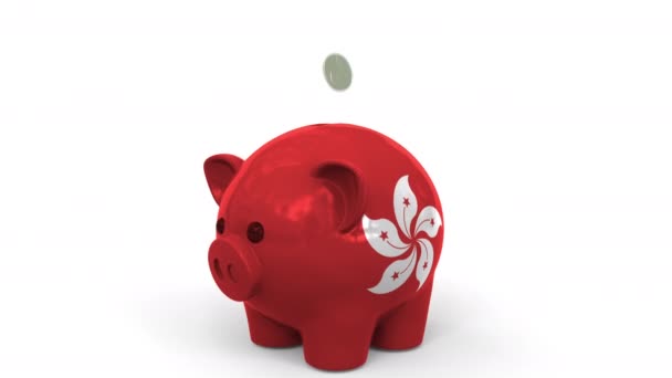 Bozuk paralar Hong Kong bayrağıyla boyanmış domuz kumbarasına düşer. Ulusal bankacılık sistemi veya tasarrufla ilgili kavramsal 3d animasyonu — Stok video