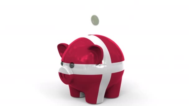 동전은 덴마크 국기로 칠 한 돼지 저금통에 떨어진다. 국가 은행 시스템 또는 저축 관련 개념 3D 애니메이션 — 비디오