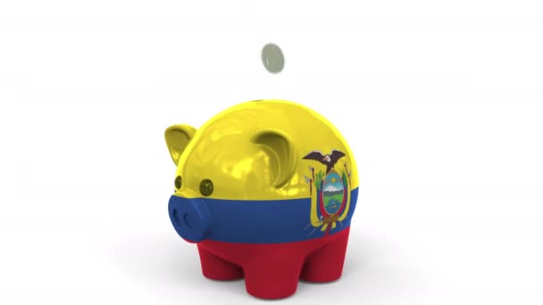 Монеты попадают в копилку, расписанную флагом Эквадора. Национальная банковская система или связанная с ней концептуальная 3D анимация — стоковое видео