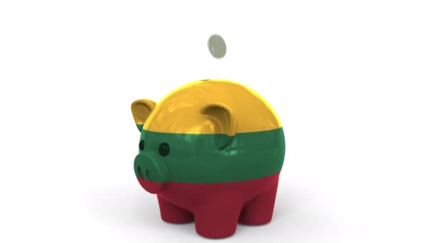 As moedas caem no banco piggy pintado com a bandeira da Lituânia. Sistema bancário nacional ou animação conceitual 3D relacionada com poupança — Vídeo de Stock