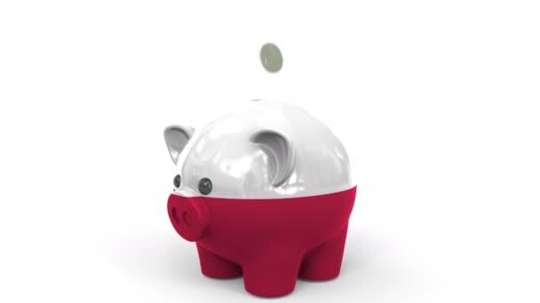 Münzen fallen in Sparschweine, die mit der Flagge Polens bemalt sind. Nationales Bankensystem oder Ersparnisse bezogene konzeptionelle 3D-Animation — Stockvideo