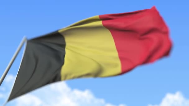 Flying national flag of Belgium, low angle view. Animación Loopable realista en cámara lenta 3D — Vídeos de Stock