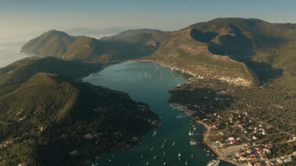 İyon Denizi 'ndeki Lefkada Adası' nın yüksek irtifa görüntüsü. Yunanistan — Stok video