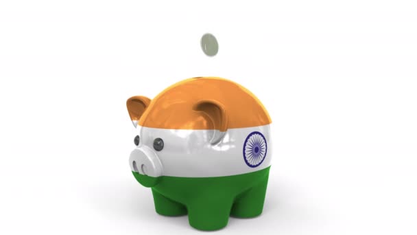 Munten vallen in spaarvarken bank geschilderd met vlag van India. Nationaal banksysteem of spaargerelateerde conceptuele 3D-animatie — Stockvideo