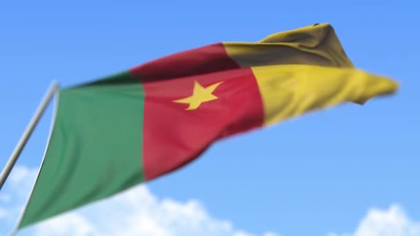 Mávání národní vlajkou Kamerunu, nízký úhel pohledu. Loopable realistic slow motion 3d animation — Stock video