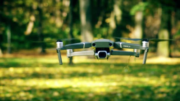 Varşova, Polonya - 20 Ekim 2019. Uçan bir Dji Mavic 2 Pro İHA 'nın yavaş çekim görüntüsü — Stok video