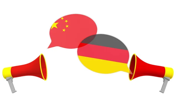Pidato gelembung dengan bendera Jerman dan Cina dan pengeras suara. Dialog lintas budaya atau pembicaraan internasional terkait rendering 3D — Stok Foto