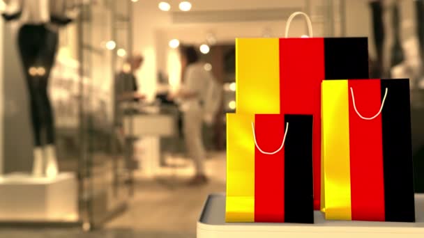 Shopping bag con bandiera della Germania contro negozio sfocato. Clip relativa allo shopping tedesco — Video Stock