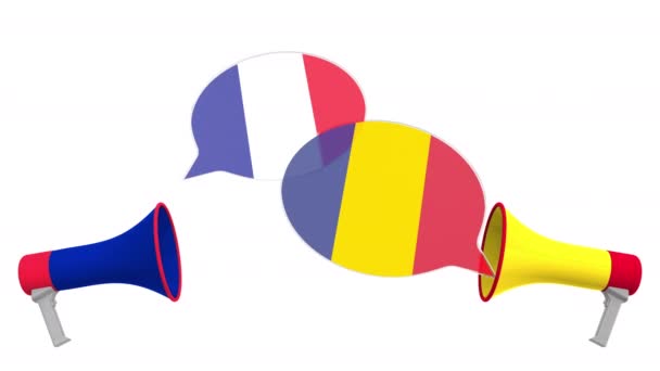 Banderas de Rumania y Francia en globos de habla de megáfonos. Diálogo intercultural o charlas internacionales relacionadas con la animación 3D — Vídeos de Stock