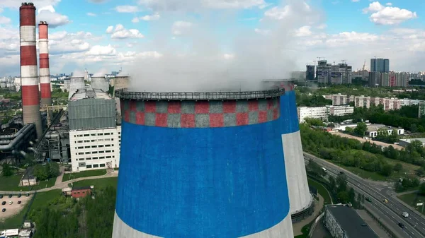 Tiro aéreo de torres de resfriamento a vapor de uma usina termelétrica — Fotografia de Stock