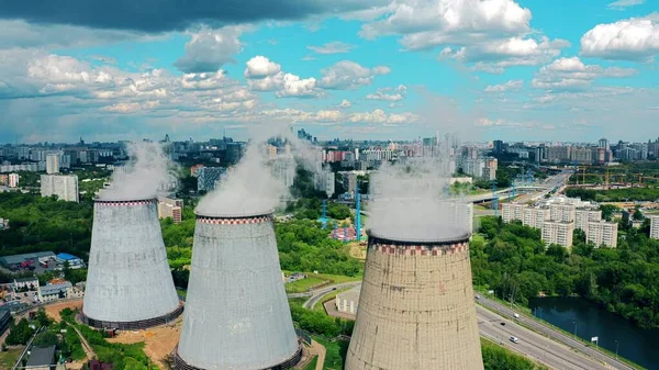 Légi kilátás egy hőerőmű hűtőtornyok és városkép Moszkva, Oroszország — Stock Fotó