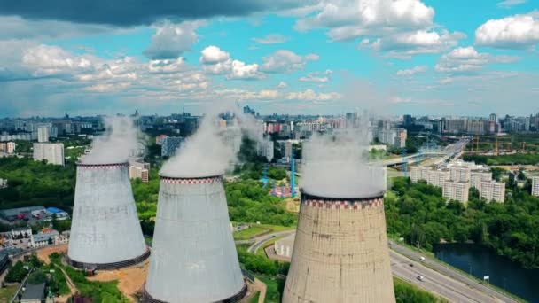 Luchtfoto van koeltorens en stadsgezichten van een thermische centrale in Moskou, Rusland — Stockvideo