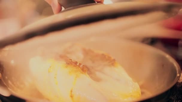 Μαγειρεύοντας στήθος κοτόπουλου σε ένα τηγάνι τηγανητό χάλυβα, κοντινό πλάνο — Αρχείο Βίντεο
