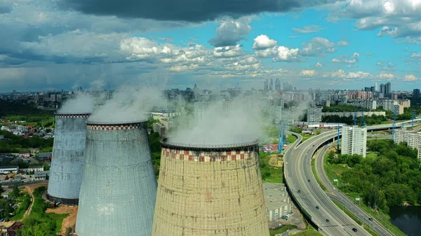 Fotografia aérea de torres de refrigeração a vapor industriais no fundo da cidade. Moscou, Rússia — Fotografia de Stock