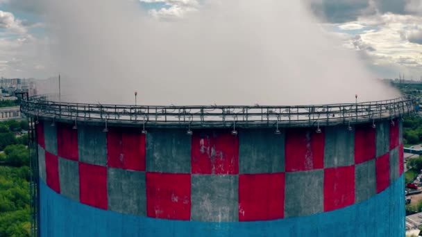 Vista aérea de una torre de refrigeración humeante industrial sobre un moderno paisaje urbano — Vídeos de Stock