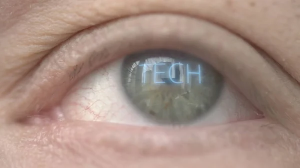Glühendes TECH-Wort auf dem menschlichen Auge. Makroaufnahmen im Zusammenhang mit moderner Biotechnologie — Stockfoto