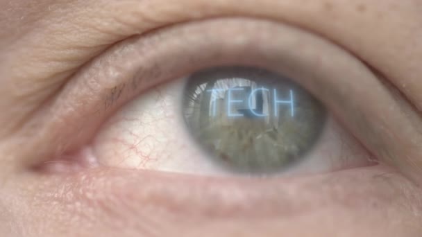 Λαμπερή λέξη TECH στο ανθρώπινο μάτι. Μακροσκοπική λήψη σύγχρονης βιοτεχνολογίας — Αρχείο Βίντεο
