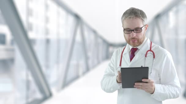 医者は病院で現代のタブレットPCを使用しています — ストック動画