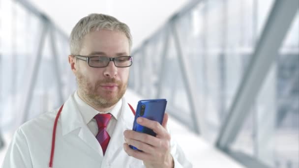 Le médecin parle au patient sur son téléphone portable — Video