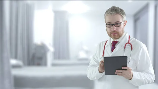 Férfi orvos használ modern tabletta PC a kórházi kórteremben — Stock Fotó