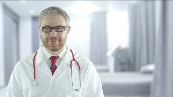 Médico sorridente em uma ala hospitalar moderna — Fotografia de Stock