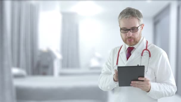 Homme médecin utilise tablette PC moderne dans une salle d'hôpital — Video