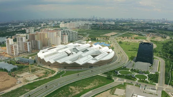 MOSCOW, Rusya - 10 Haziran 2020. Skolkovo Bilim ve Teknoloji Enstitüsü 'nün şehir içindeki hava görüntüsü — Stok fotoğraf