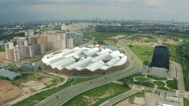 MOSCÚ, RUSIA - 10 DE JUNIO DE 2020. Foto aérea del Instituto Skolkovo de Ciencia y Tecnología dentro del paisaje urbano — Vídeos de Stock