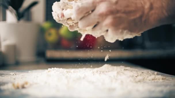 L'homme laisse tomber de la pâte à pain sur la table, tir au ralenti — Video