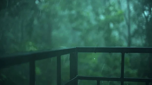Şiddetli yağmur, yağmur damlaları balkon korkuluklarına çarptı — Stok fotoğraf