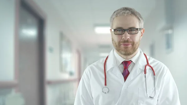 Tired doctor in a hospital hallway — Stock Photo, Image