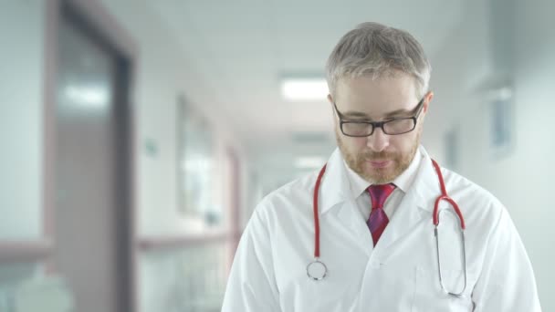 Unavený doktor na chodbě nemocnice — Stock video