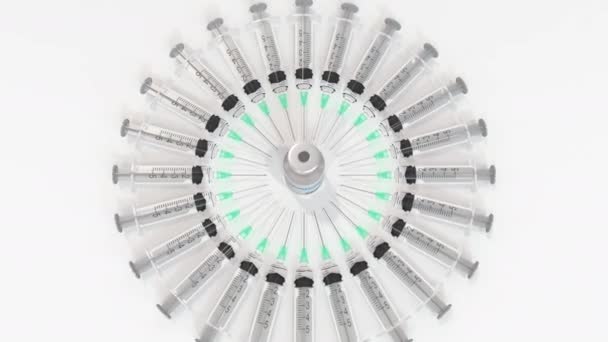 Vial médico con medicamento genérico REMDESIVIR, una posible vacuna contra la enfermedad coronavirus COVID-19, y jeringas — Vídeo de stock
