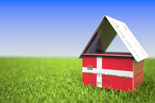 Εθνική σημαία της Δανίας σχετικά με την πιστωτική κάρτα σπίτι στο γρασίδι. Home δάνεια που σχετίζονται με 3D απόδοση — Φωτογραφία Αρχείου