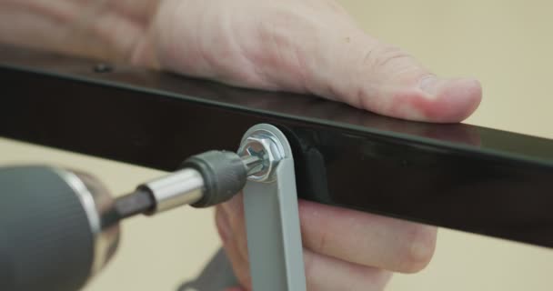 Met behulp van boorschroevendraaier tool om metalen delen aan elkaar te koppelen, DIY of doe het zelf gerelateerde close-up slow motion shot op Red — Stockvideo