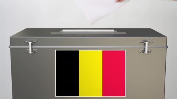 Belçika bayrağıyla oy sandığına kağıt oylar koyuyor. Oylamayla ilgili klip — Stok video