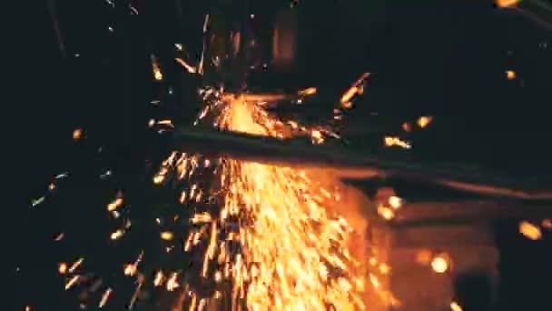 Řezání ocelová trubka s elektrickým úhlová bruska nástroj, létání jiskry zpomalený záběr — Stock video