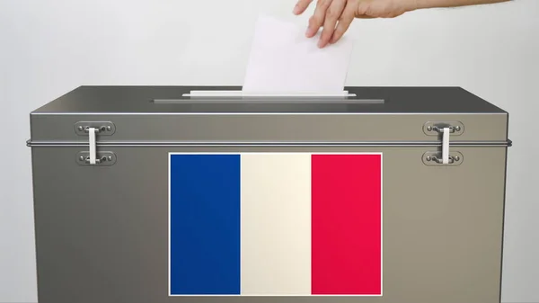 Mise à la main du bulletin de vote en papier dans l'urne avec drapeau de la France. Rendu 3d lié aux élections — Photo